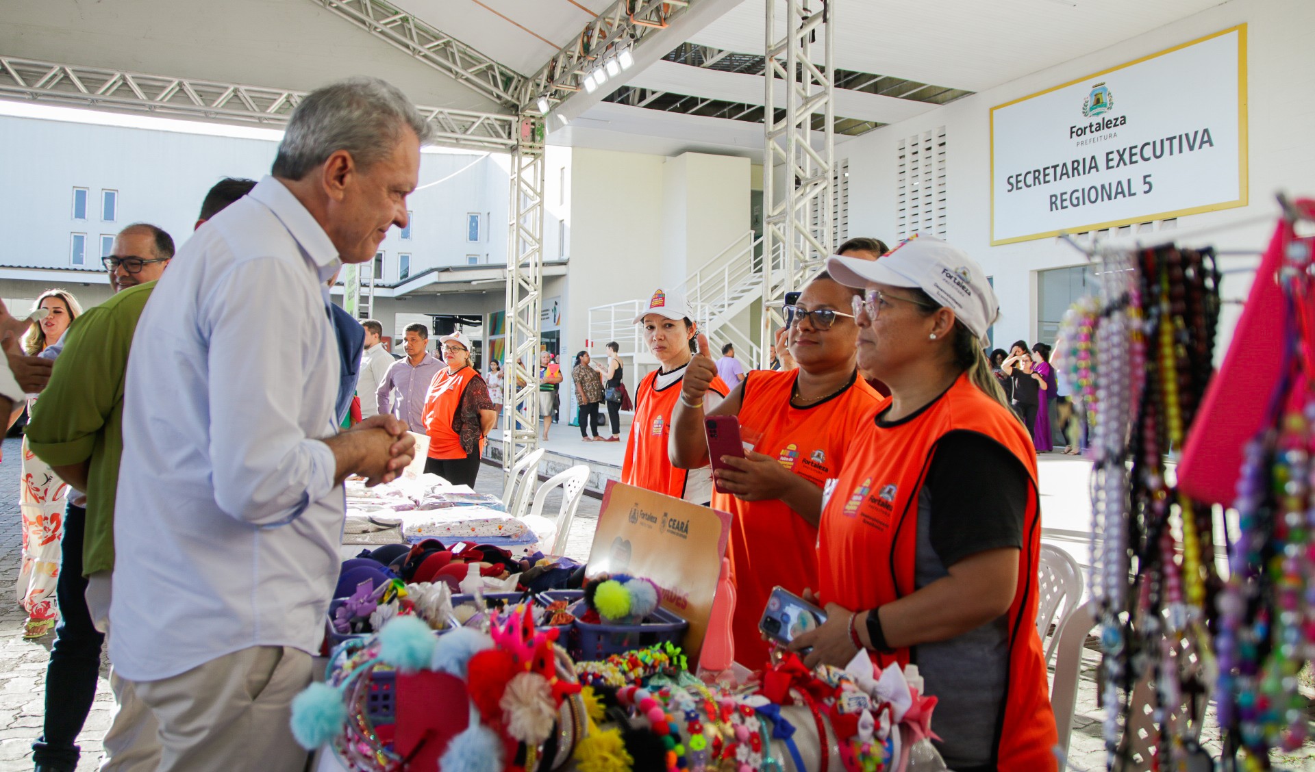 prefeito conversa com uma expositora da feira de pequenos negócios